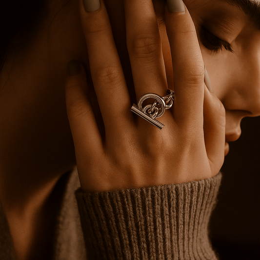 Bague Laura – Acier argenté & fermoir signature
