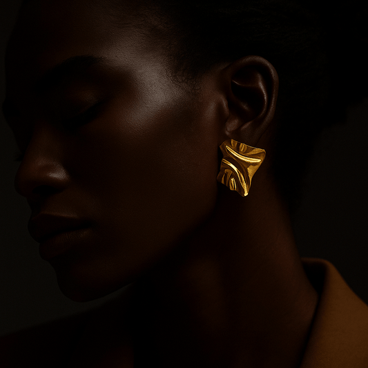 Boucles d’oreilles Marta – Feuilles froissées en acier plaqué or & argent 925