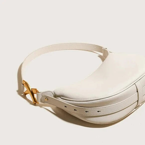 Sac Livia – Demi-lune en cuir beige & boucle dorée sculpturale