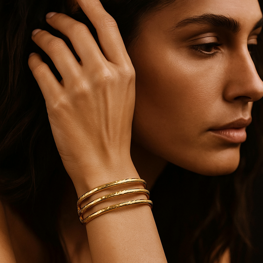 Bracelet Libertà – Manchette dorée en acier martelé ajouré