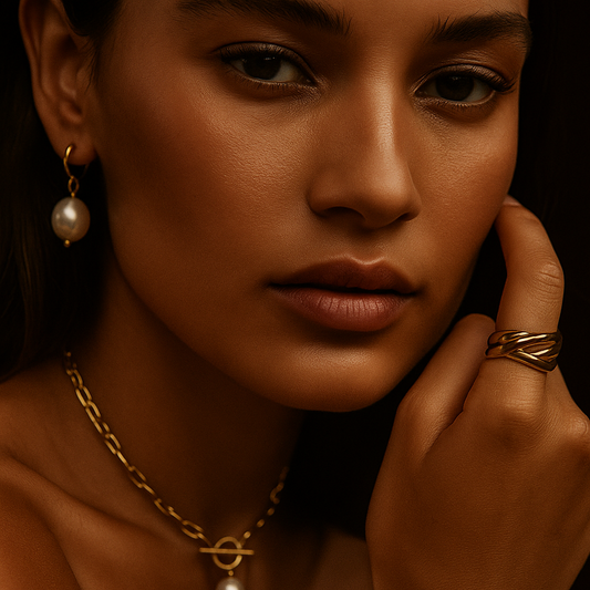 Coffret Amante – Collier perle, créoles dorées & bague croisée
