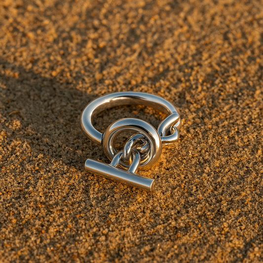 Bague Laura – Acier argenté & fermoir signature