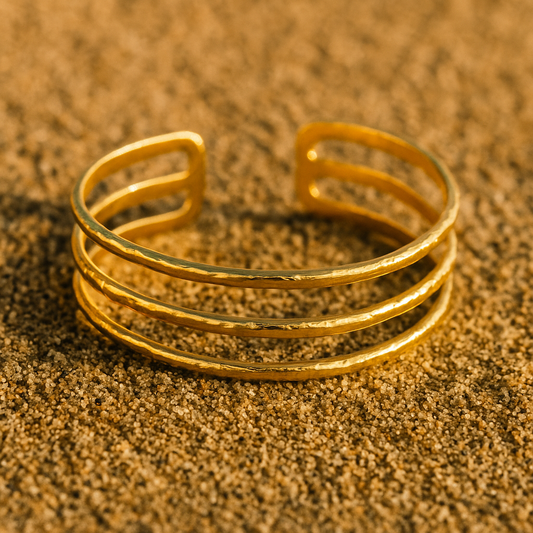 Bracelet Libertà – Manchette dorée en acier martelé ajouré