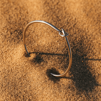 Bracelet Bormio – Jonc or ou argent avec nœud | Atelier de Malte Argent