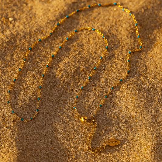 Collier Chaîne dorée & perles émaillées | Camilla L’Atelier de Malte Bleu clair