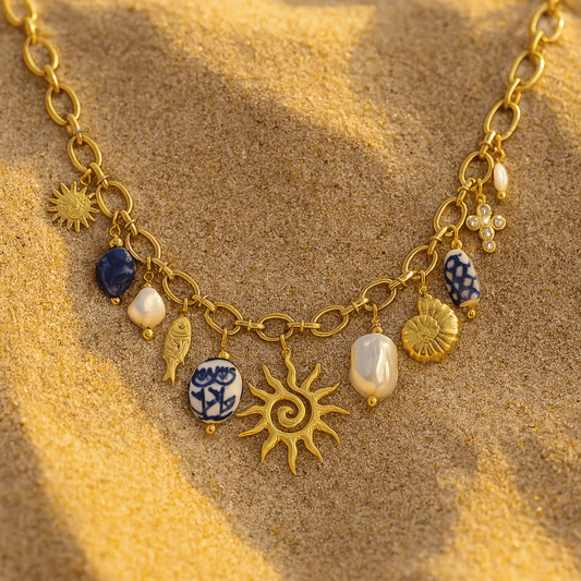 Collier charms femme – soleil, perle & céramique bleue 