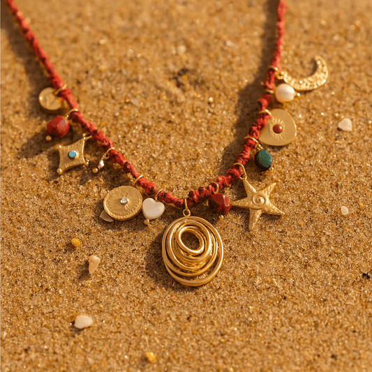 Collier charms femme – tissu rouge & breloques dorées 