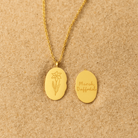 Collier Primavera – Fleur du mois & médaillon gravé L’Atelier de Malte Mars