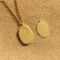 Collier Primavera – Fleur du mois & médaillon gravé L’Atelier de Malte Novembre